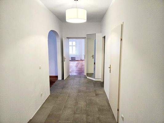 Vorraum mit Garderobe und Verstauschrank