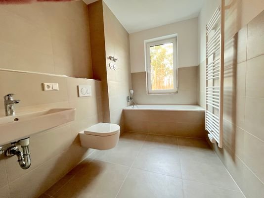 Geräumiges Bad mit Wanne und Dusche und Fenster