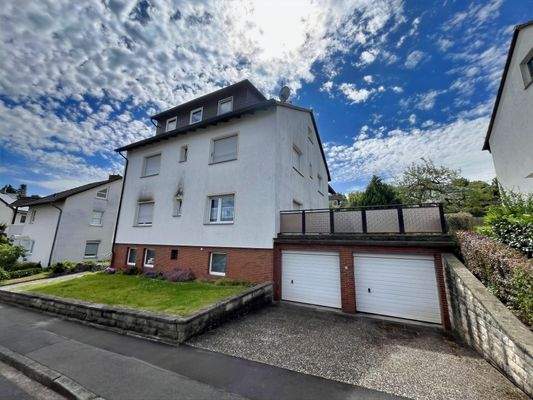 Hausansicht mit Garage