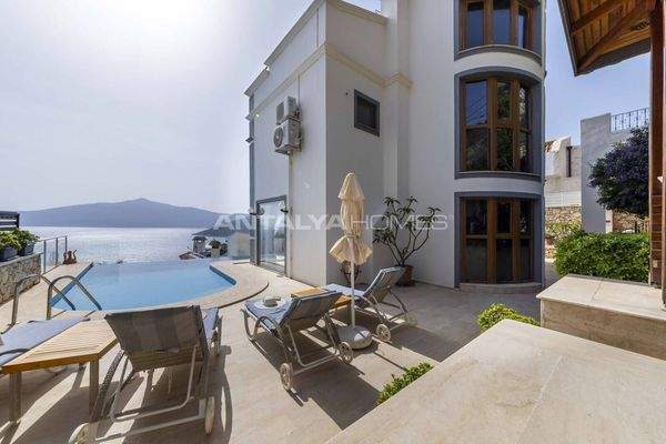 House with Pool Close to Beach in Kalkan