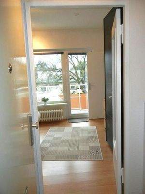 Eingang mit Blick a/WZ &Balkon