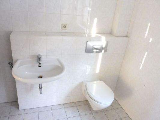 Bad mit Fenster, Badewanne und Dusche