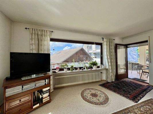 Wohnbereich mit Zugang auf den Sonnenbalkon EG