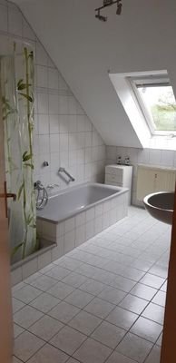 Bad mit Dusche und WC