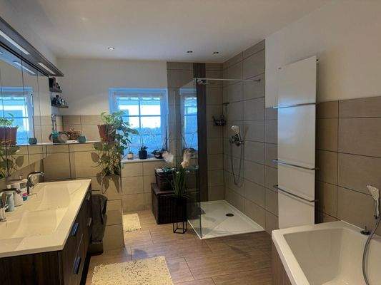 Bad mit Wanne u. Dusche.jpg