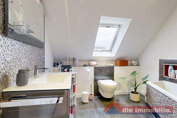 Komplett erneuertes Wohlfühlbad mit moderner Ausstattung