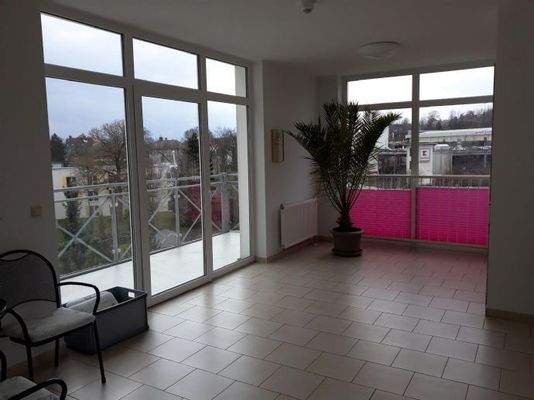 Aufenthalt vor dem Balkon