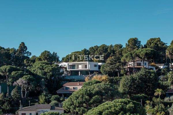 Elegant Detached Villa with Private Pool and Garden in Barcelona