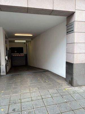 Die Tiefgarageneinfahrt