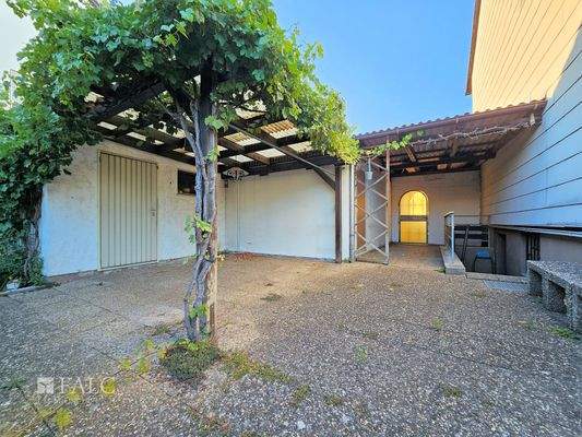 Schattiger überdachter Sitzplatz