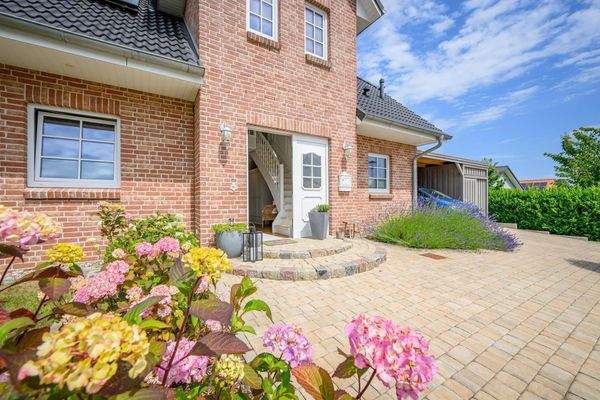 Liebevoll angelegte Außenanlagen