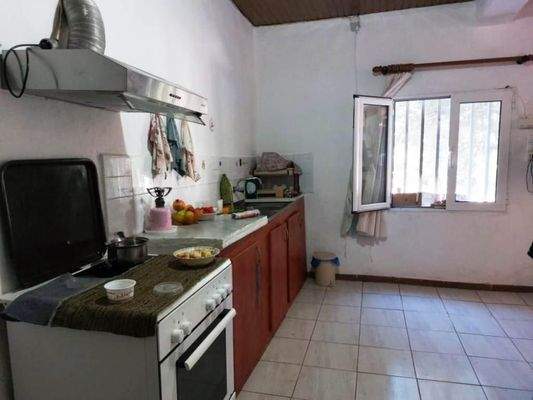 Ostkreta, Pappagiannades: Bewohnbares Haus mit Olivenbäumen und Bergblick zu verkaufen