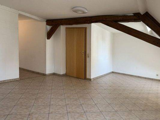 Wohnzimmer mit Wohnungseingang