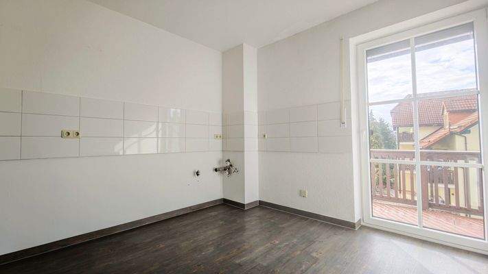 Küche mit Balkonzugang