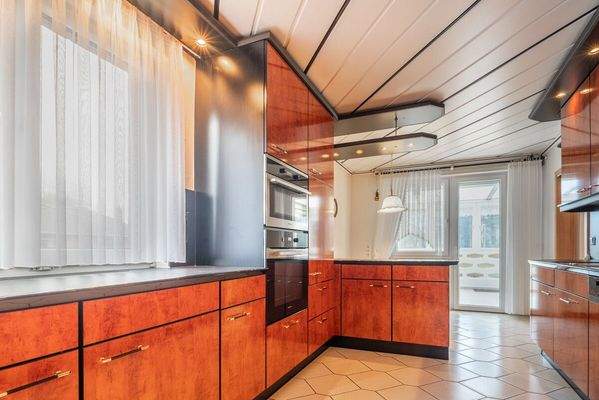 Die Küche hat einen Zugang zum