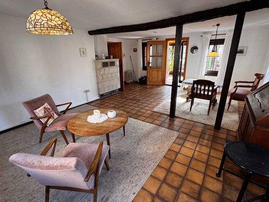 E'G_Wohnzimmer mit Blick Esszimmer Kachelofen