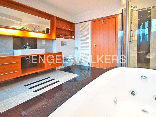 Modernes Bad mit Wanne und Dusche
