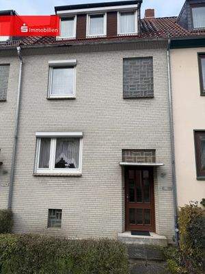 Straßenfront mit kleinem Vorgarten