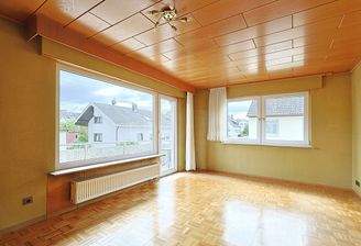 Großer und heller Wohnbereich mit Balkon