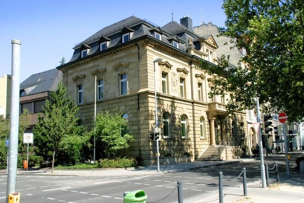 Aussen-Straße-Blick-auf-das-Gebäude(von_Laube)(2)