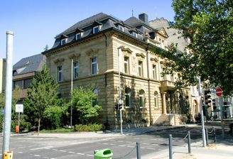 Aussen-Straße-Blick-auf-das-Gebäude(von_Laube)(2)