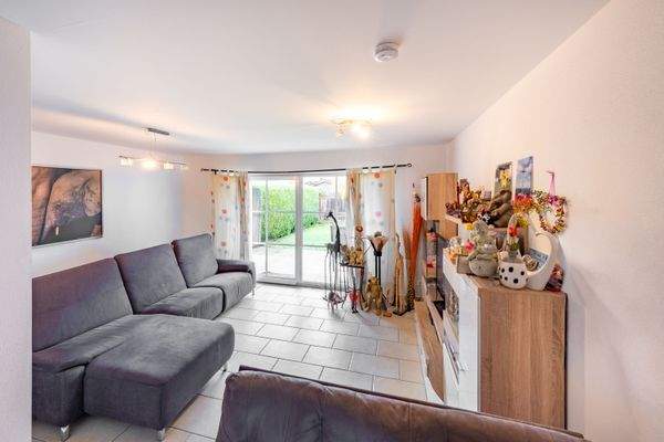 Wohnzimmer mit Zugang zum Garten