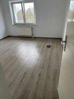 Leeres Zimmer mit Fenster
