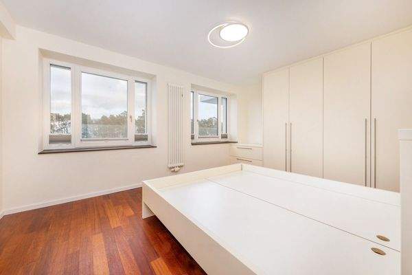 Schlafzimmer 1 zur Meerseite – große Einbauschränk