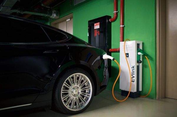 electric cars equipped with free charging points