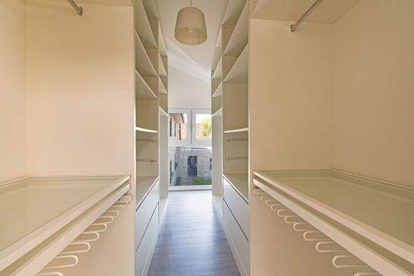 Begehbarer Kleiderschrank mit viel Platz im Vorderhaus