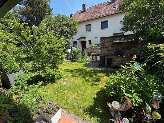 Garten mit gemauertem Grill.jpg