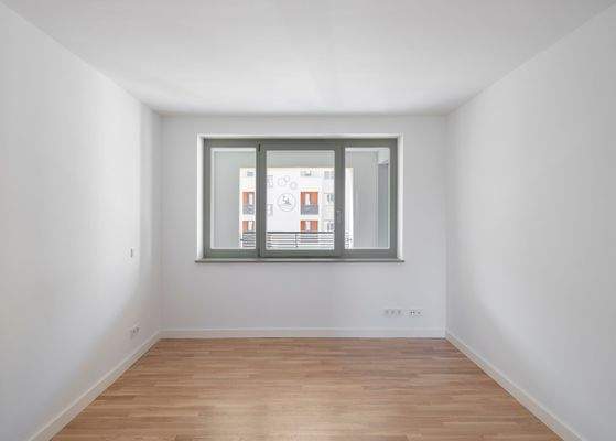 Helles Wohnzimmer mit Fenster