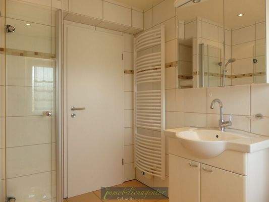 Badezimmer mit Waschtisch und Handtuchheizkörper