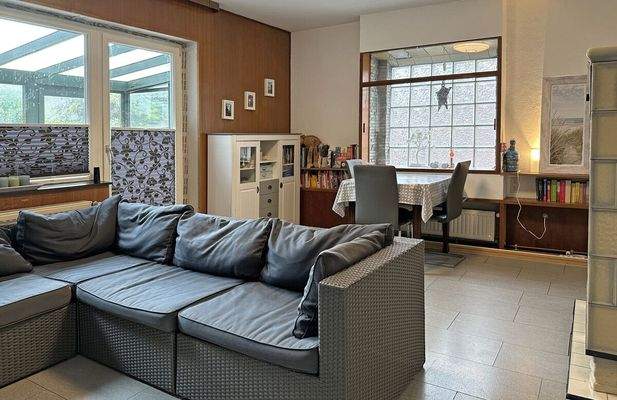 Essbereich mit Zugang zum Wintergarten