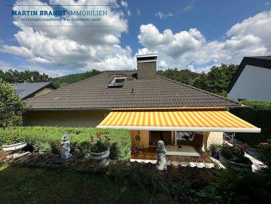 Sicht von der Gartenhütte auf das Haus