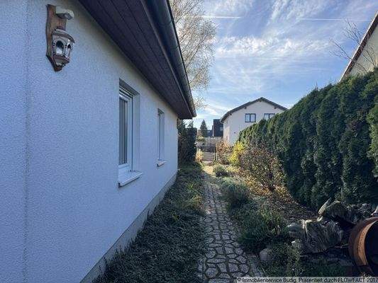 Seitenansicht mit Blick zur Straße