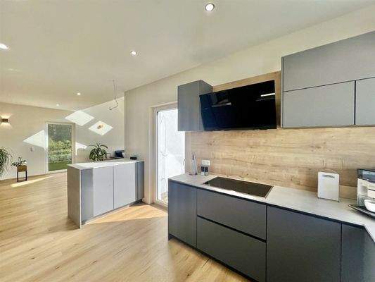 Schicke Einbauküche mit Bartheke, ideal integriert