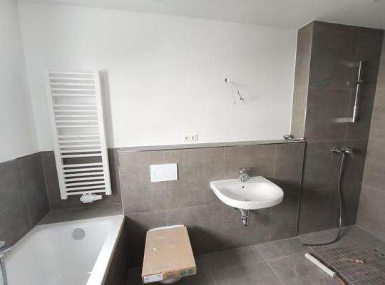 Bad mit Badewanne und Dusche Bild 2