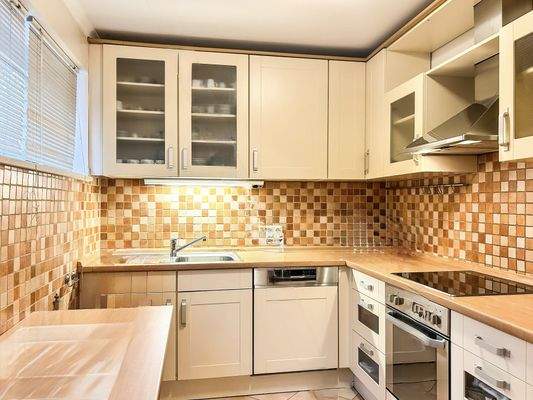 Einbauküche im mediterranen Farbstil