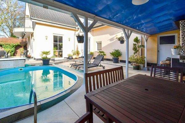 Überdachter Freisitz am Pool