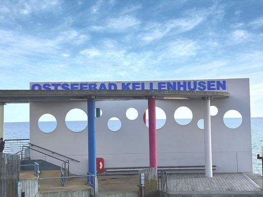 Schild auf dem Wasser