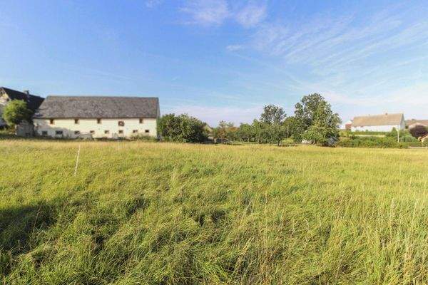 Grundstück mit seitl. Blick