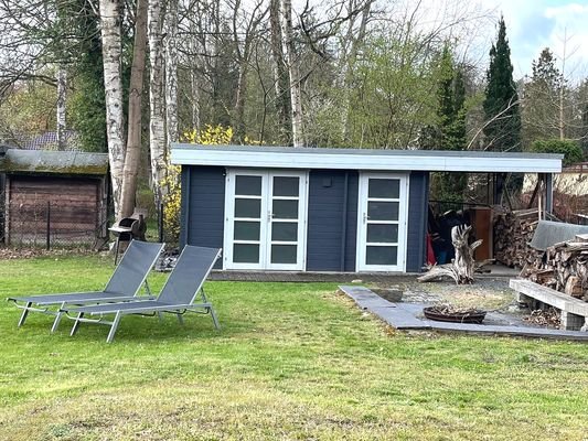 Gartenhaus mit Unterstand und zwei Abstellräumen