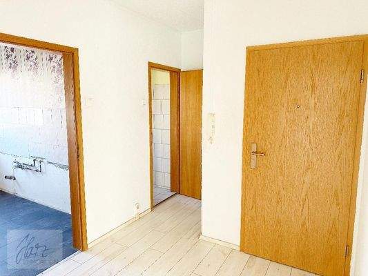 Flurbereich mit Blick Richtung Küche und Badezimmer