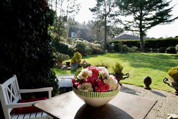 West Terrasse Blick in den Garten