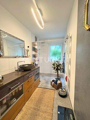 Lichtdurchflutetes Badezimmer im OG