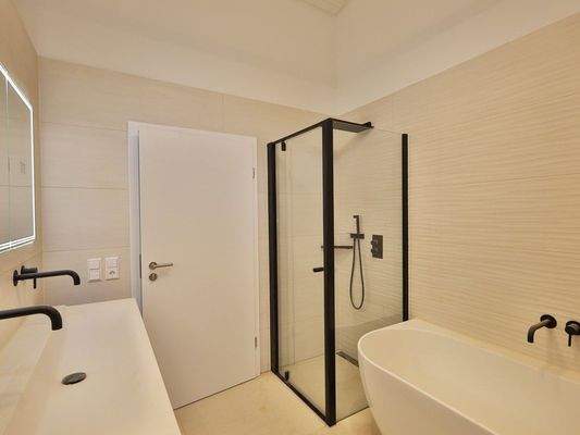 Sehr hochwertiges Bad mit Waschtisch und Badewanne