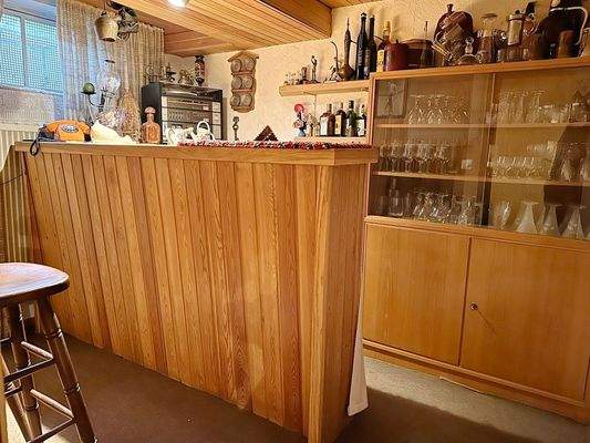 sowie Kellerbar.