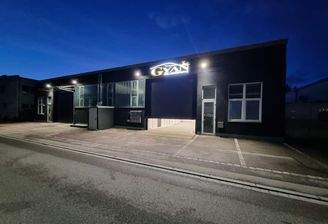 Nachtbild RD 24 rechtes Tor teilweise offen.jpg