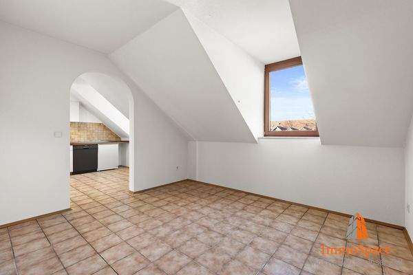 Blick in das Esszimmer mit Durchgang zur Küche